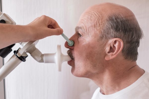 Senior,Hispanic,Man,Man,Testing,Breathing,Function,By,Spirometry.,Diagnosis